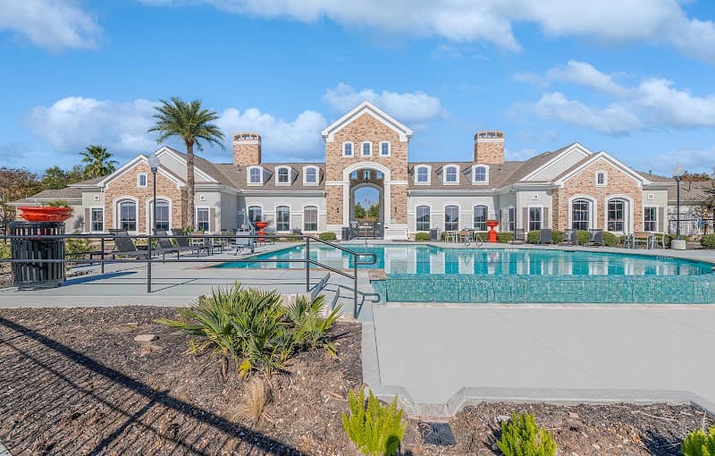 Lakeside Pointe Apartments & Townhomes